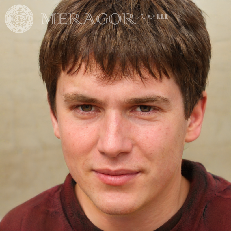 Le visage un gars de 15 ans au téléphone Visages de jeunes hommes Européens Russes Visages, portraits