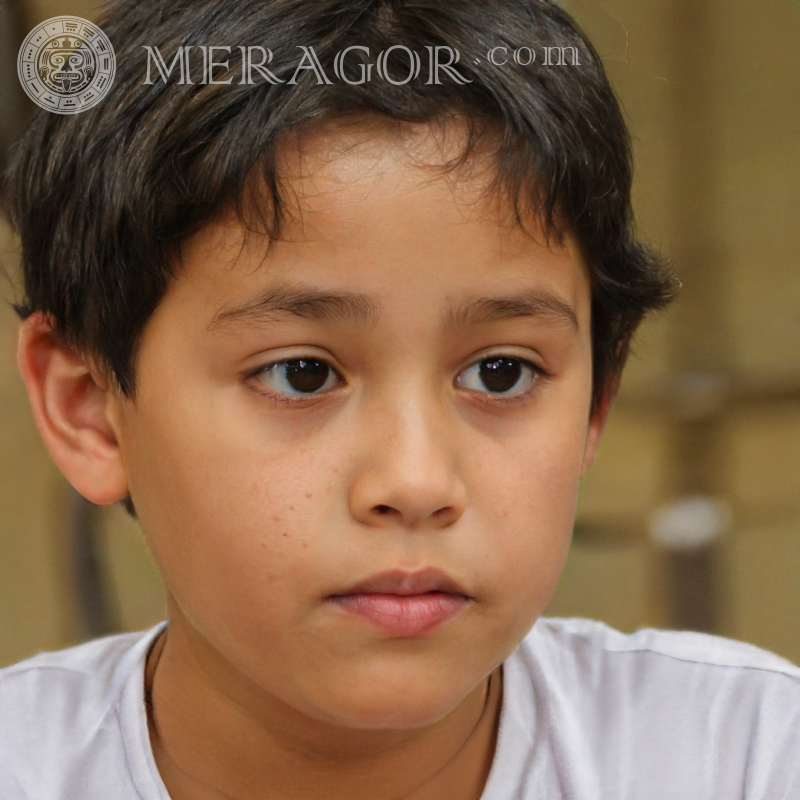 Faux portrait un garçon brun mignon pour Facebook Visages de garçons Arabes, musulmans Infantiles Jeunes garçons