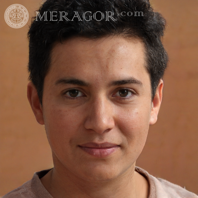 Le visage un mec de 15 ans bronzé Visages de jeunes hommes Européens Russes Visages, portraits