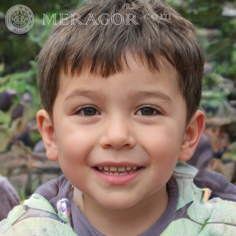 Retrato falso de un lindo niño feliz para la página. Rostros de niños Europeos Rusos Ucranianos