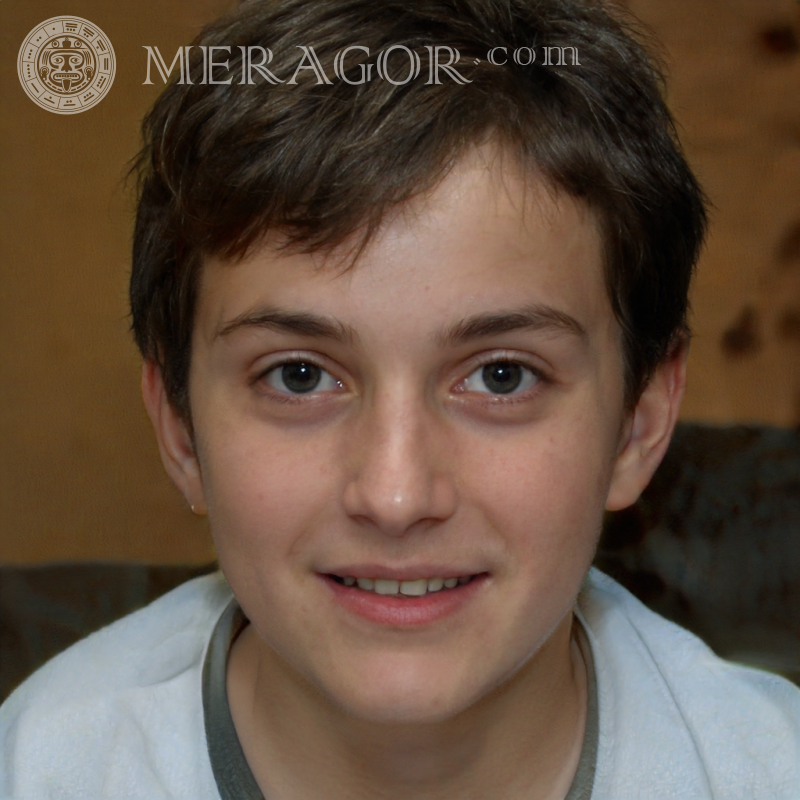 Gefälschtes Porträt eines fröhlichen Jungen zum Spielen Gesichter von Jungen Europäer Italiener Franzosen
