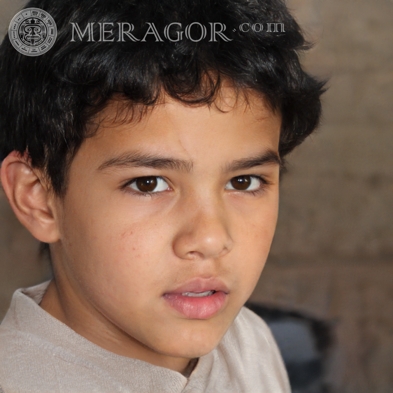 Gefälschtes Gesicht eines süßen kleinen Jungen für Instagram auf Meragor.com Gesichter von Jungen Araber, Muslime Kindliche Jungen