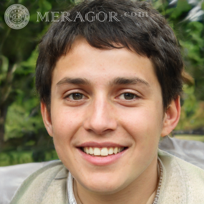Faux visage un garçon heureux pour Pinterest sur Meragor.com Visages de jeunes hommes Européens Espagnols Portugais