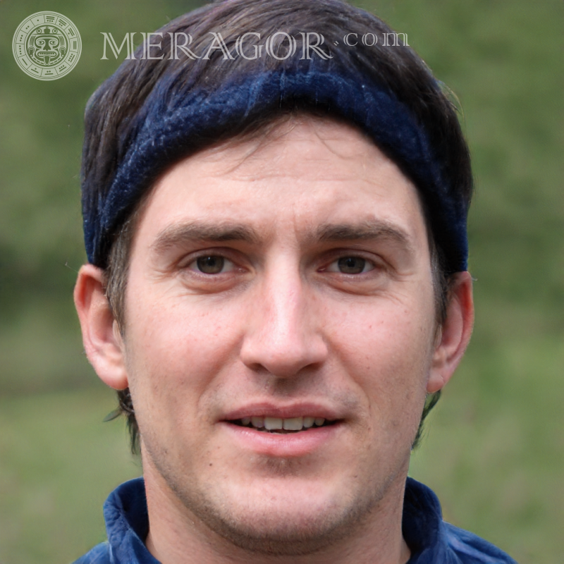 Le visage un mec de 26 ans avec un bandage sur la tête Visages de jeunes hommes Européens Russes Visages, portraits
