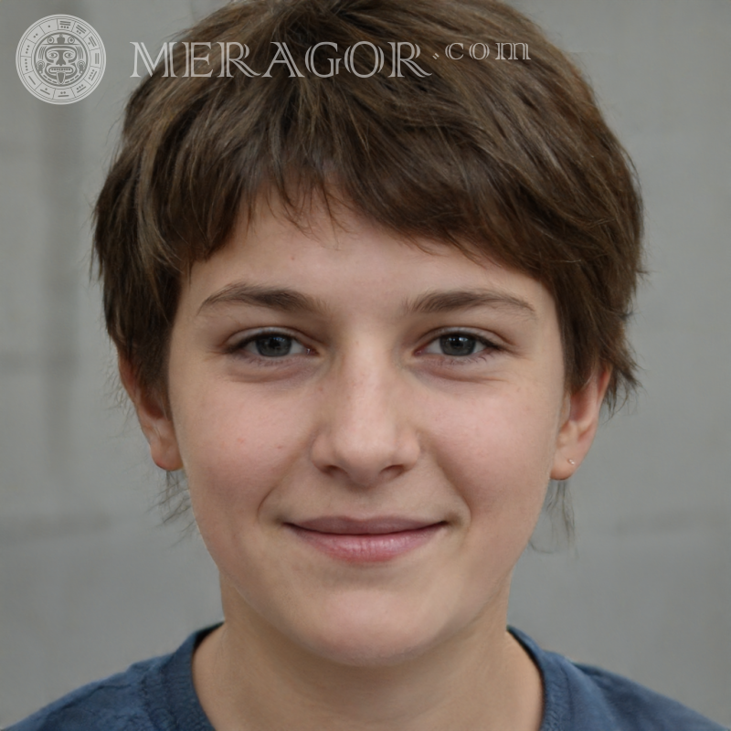 Laden Sie ein Jungengesichtsfoto für den Avatar herunter Gesichter von Jungen Europäer Russen Ukrainer