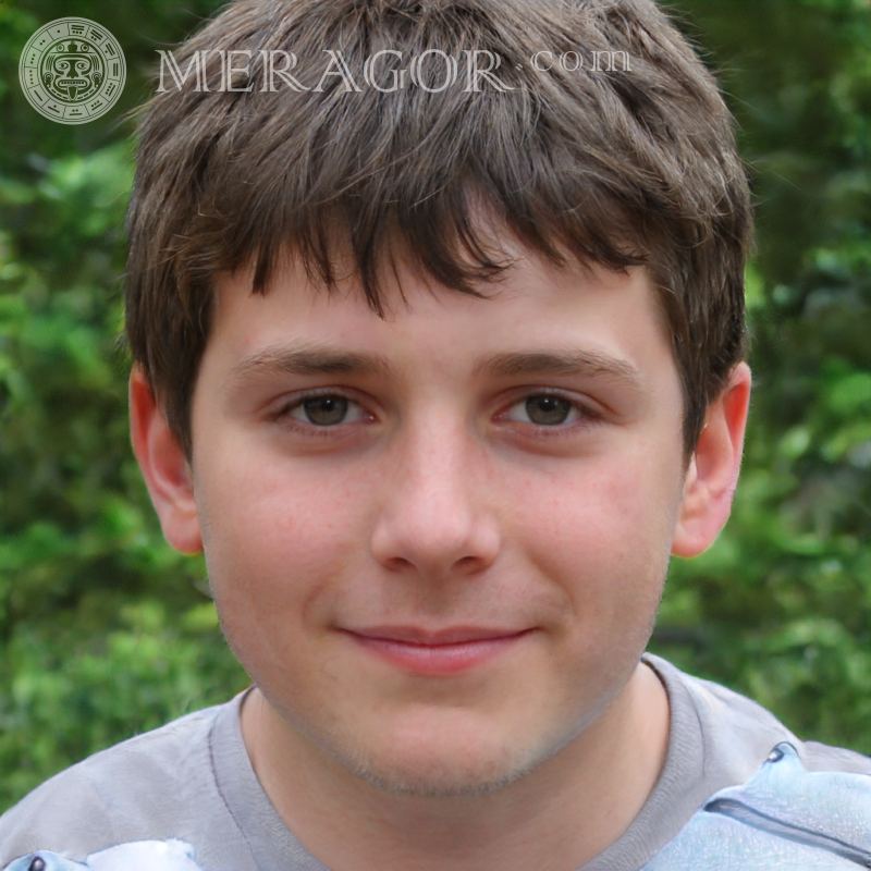 Laden Sie ein Foto des Gesichts eines Jungen mit dunklen Haaren für Dokumente herunter Gesichter von Jungen Europäer Russen Ukrainer