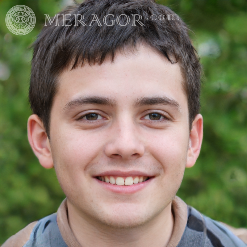Télécharger la photo du visage aléatoire un garçon joyeux Visages de garçons Européens Russes Ukrainiens