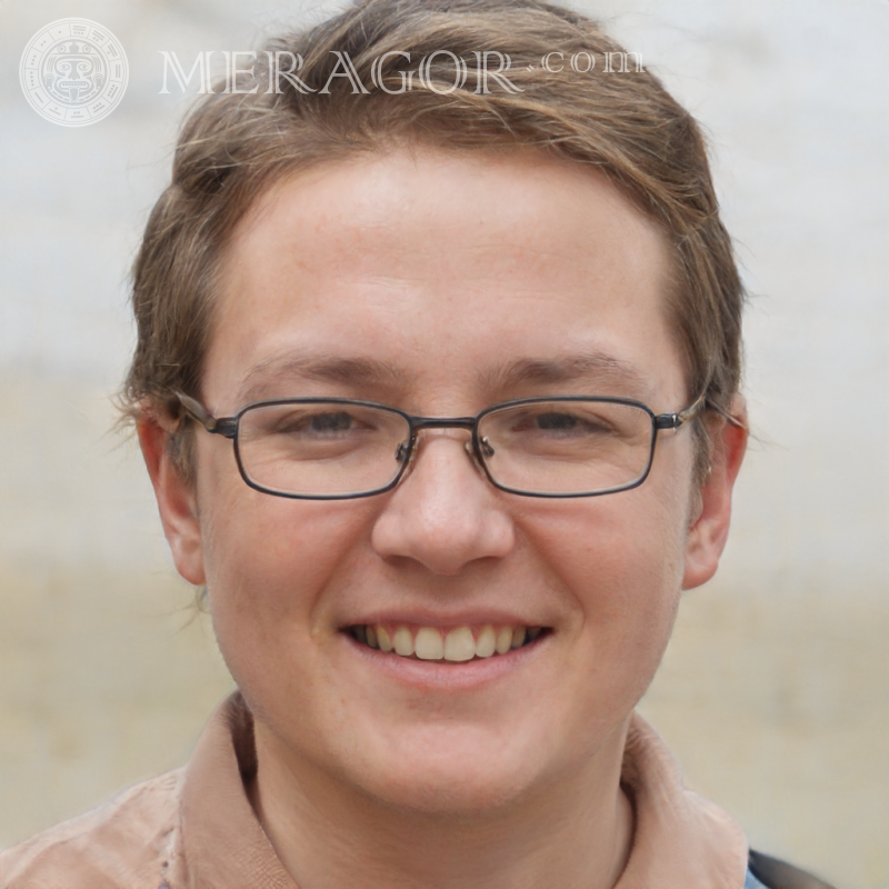Baixe uma foto do rosto de um menino sorridente para o site Rostos de meninos Europeus Russos Ucranianos