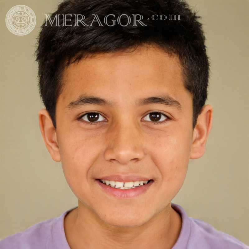Laden Sie ein Foto des Gesichts eines fröhlichen Jungen für die Website herunter Gesichter von Jungen Araber, Muslime Kindliche Jungen
