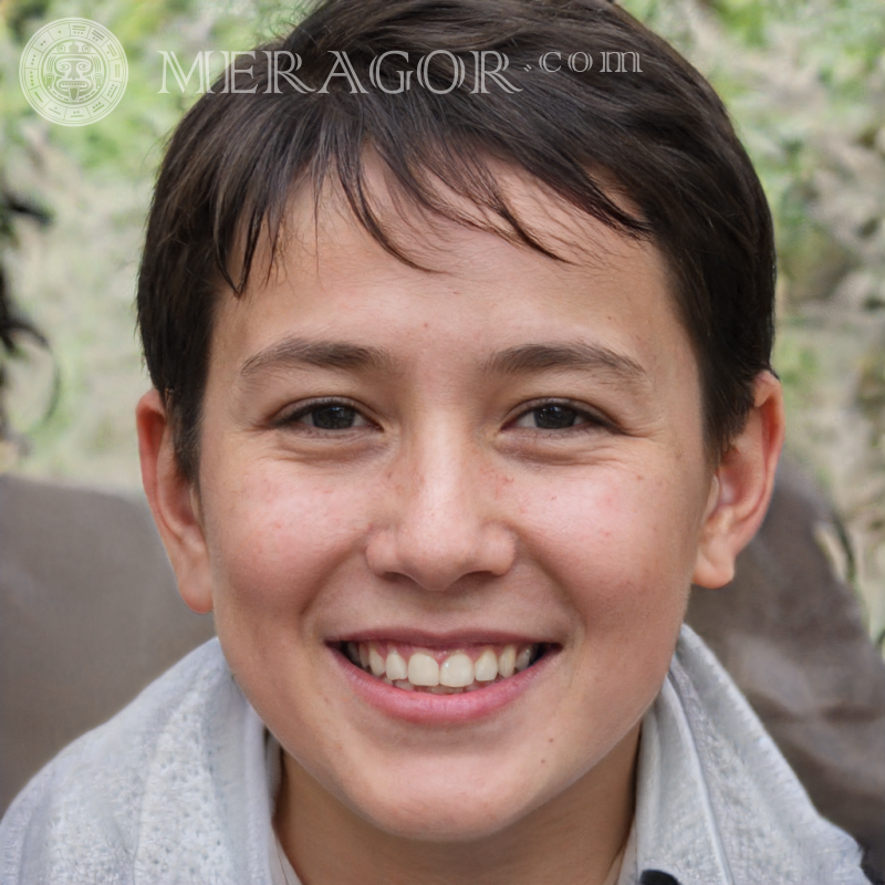Laden Sie ein Foto des Gesichtes eines fröhlichen Jungen in guter Qualität herunter Gesichter von Jungen Europäer Russen Ukrainer