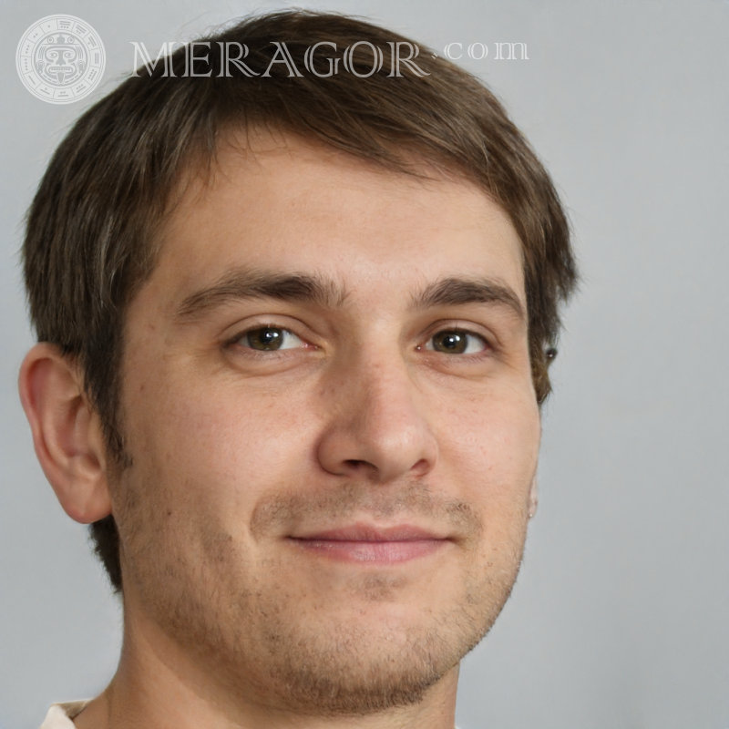 Photo un mec pour un avatar 300 x 300 pixels Visages de jeunes hommes Européens Russes Visages, portraits