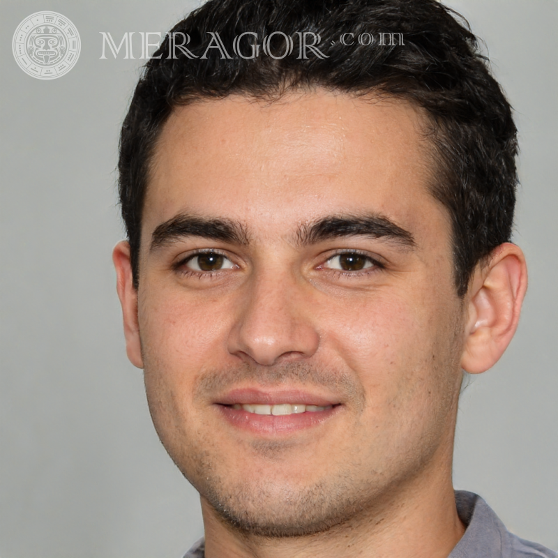 Belle photo de visage un gars aux cheveux noirs Visages de jeunes hommes Européens Russes Visages, portraits