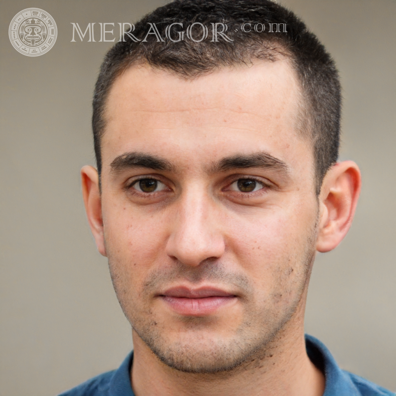 Portrait un gars aux cheveux courts sur sa photo de profil Visages de jeunes hommes Européens Russes Visages, portraits