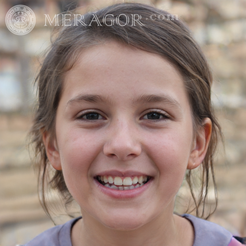 Das Gesicht eines kleinen lachenden Mädchens Gesichter von kleinen Mädchen Europäer Russen Gesichter, Porträts