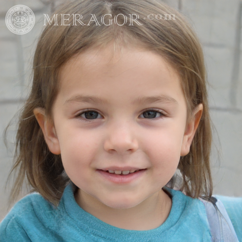 Le visage une très petite fille souriante Visages de petites filles Européens Russes Visages, portraits