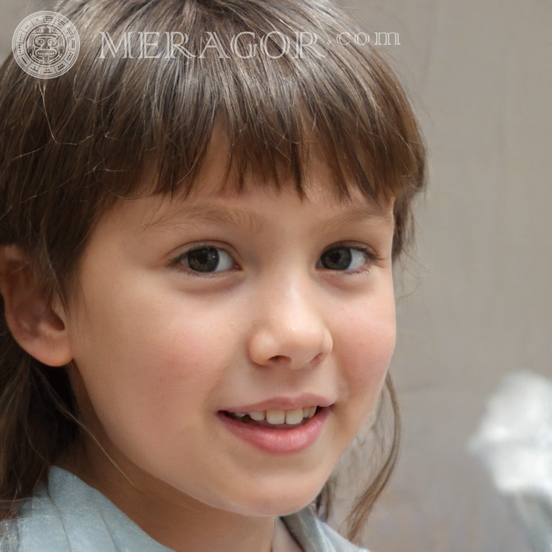 Vue latérale du visage de petite fille Visages de petites filles Européens Russes Petites filles