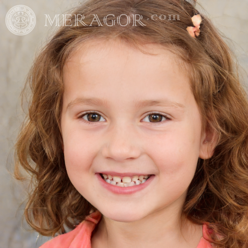 Le visage une petite fille souriante sur la couverture Visages de petites filles Européens Russes Petites filles