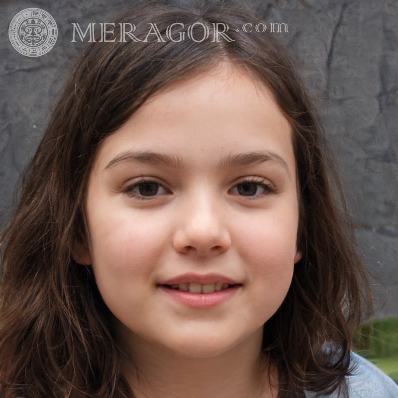 Visage une petite fille aux cheveux noirs photo Visages de petites filles Européens Russes Petites filles