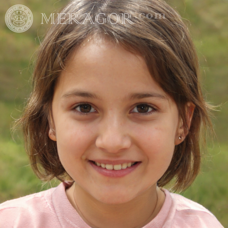 Foto von schönen braunhaarigen Mädchen Gesichter von kleinen Mädchen Europäer Russen Maedchen
