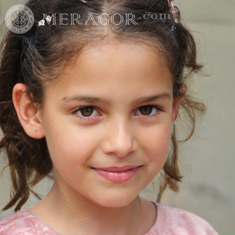 Photo de petites filles mignonnes ordinaires Visages de petites filles Européens Russes Petites filles