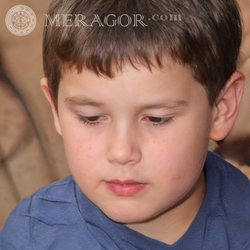 Téléchargez une photo du visage un petit garçon sur une tablette Visages de garçons Européens Russes Ukrainiens