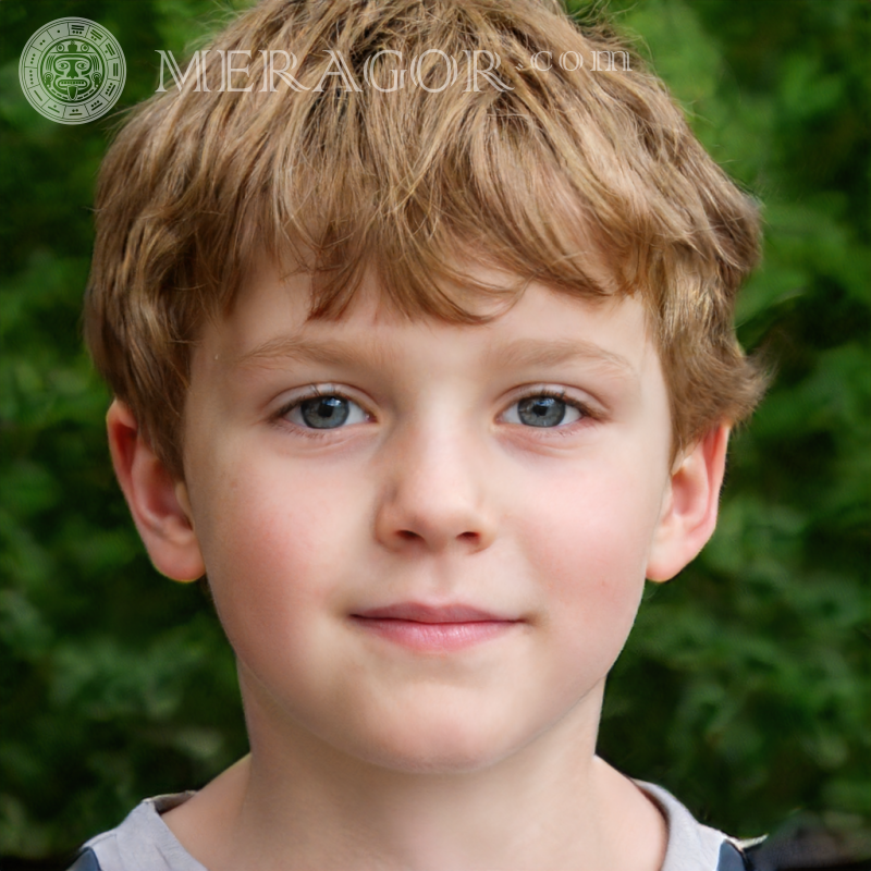 Descarga una foto del rostro de un chico lindo en una tableta Rostros de niños Europeos Rusos Ucranianos