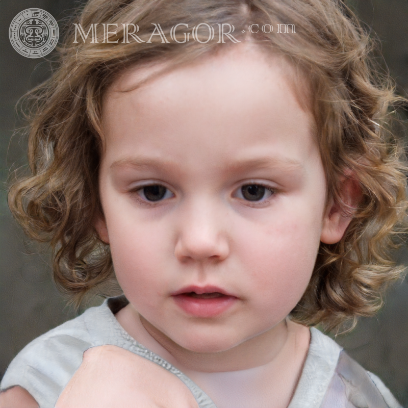 Foto eines kleinen lockigen Mädchens Gesichter von kleinen Mädchen Europäer Russen Maedchen