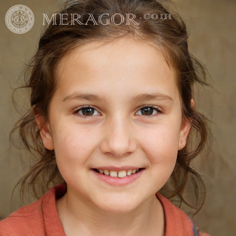 Beau visage une fille de 7 ans Visages de petites filles Européens Russes Petites filles