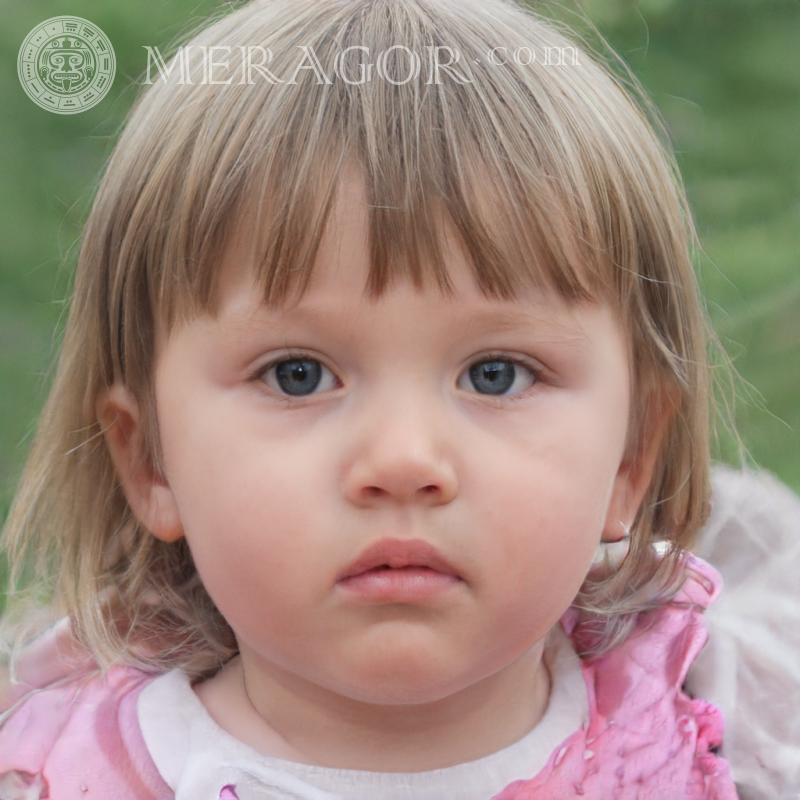Lustiges Gesicht eines kleinen Mädchens Gesichter von kleinen Mädchen Europäer Russen Maedchen