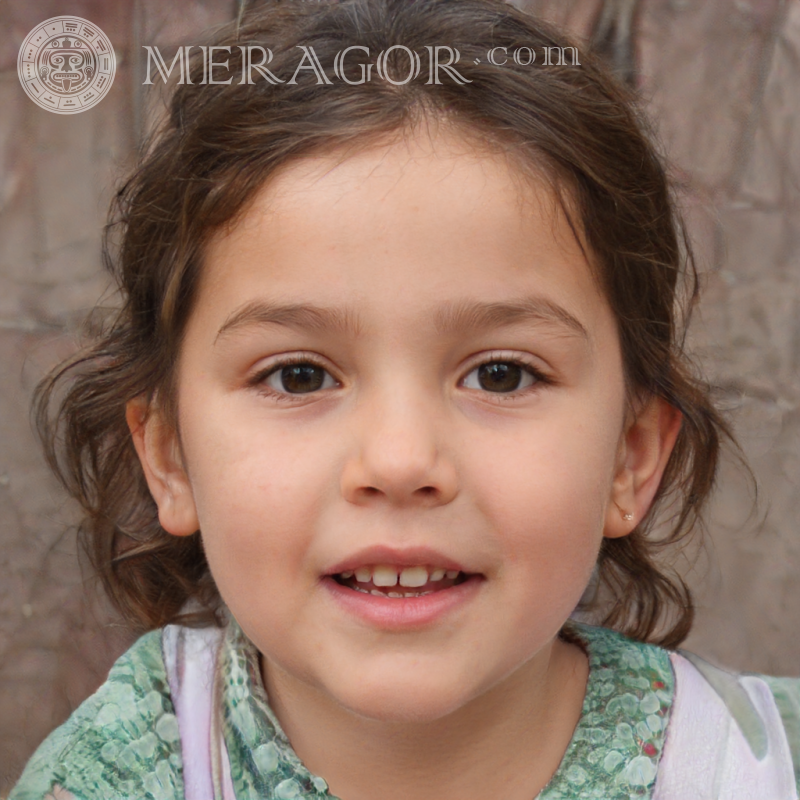 Les visages des petites filles sont magnifiques Visages de petites filles Européens Russes Petites filles