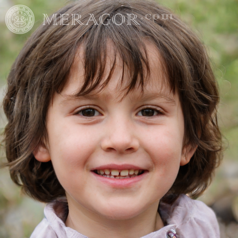 O rosto de uma garota simples de 5 anos Rostos de meninas Europeus Russos Meninas