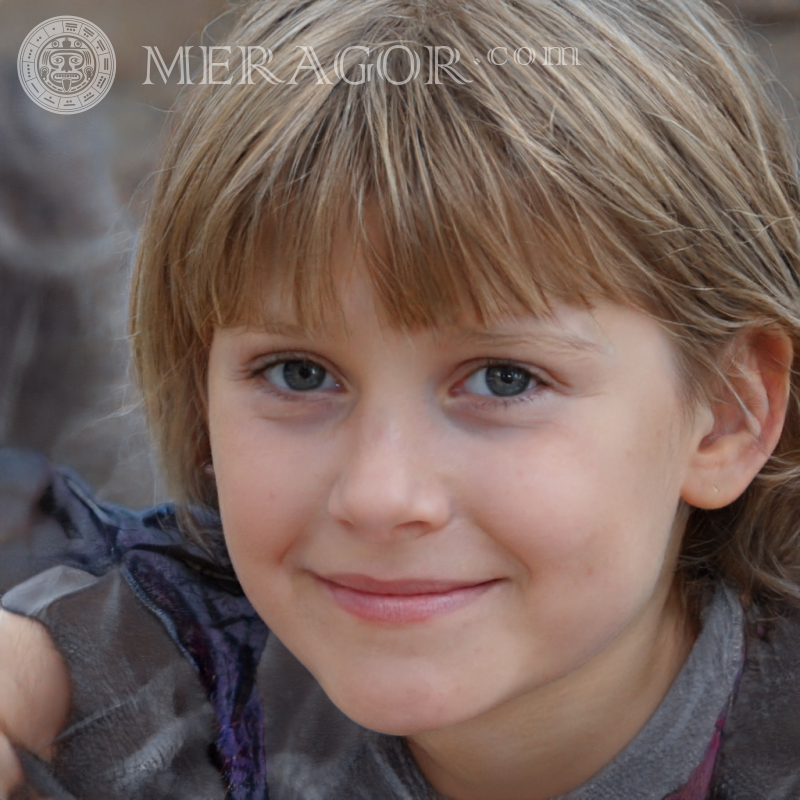 Hermosa foto del rostro de una niña con pelo corto Rostros de niñas pequeñas Europeos Rusos Niñas