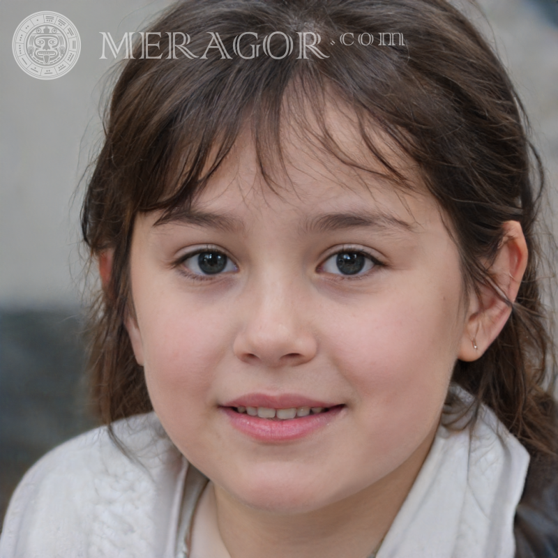 Beau visage une fille de profil Visages de petites filles Européens Russes Petites filles