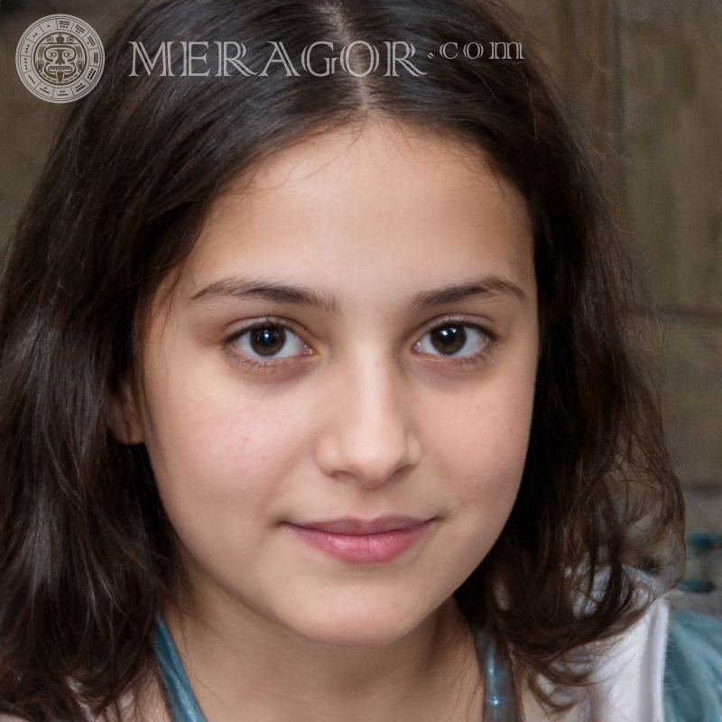 Schönes Gesicht eines Mädchens mit dunklen Haaren Gesichter von kleinen Mädchen Europäer Russen Maedchen