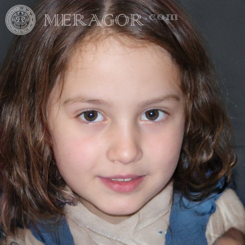Portrait une fille sur avatar de 8 ans Visages de petites filles Européens Russes Petites filles