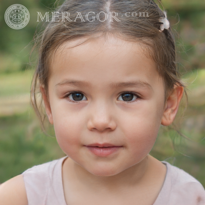 Laden Sie das schöne Gesicht eines lächelnden kleinen Mädchens herunter Gesichter von kleinen Mädchen Europäer Russen Maedchen
