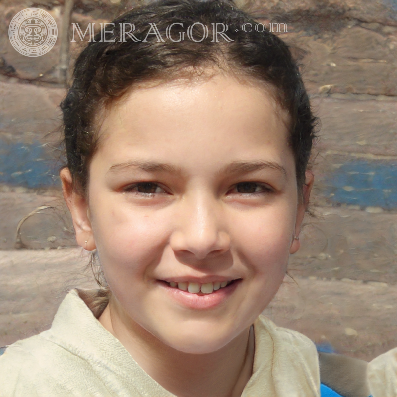 Chica entrecerrando los ojos al sol Rostros de niñas pequeñas Europeos Rusos Caras, retratos