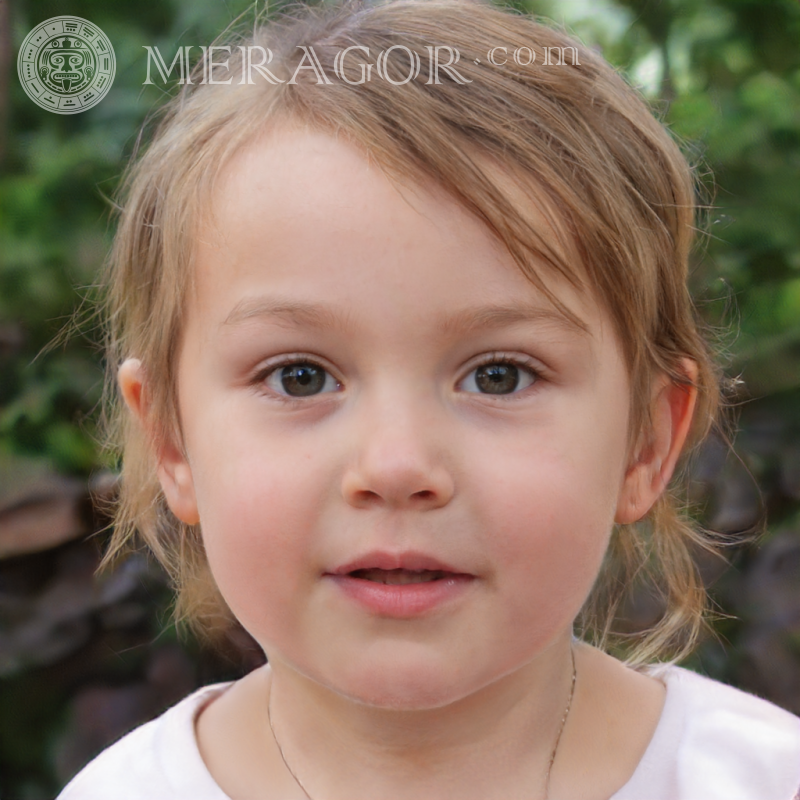 Das Gesicht einer braunhaarigen Babyfrau Gesichter von kleinen Mädchen Europäer Russen Maedchen