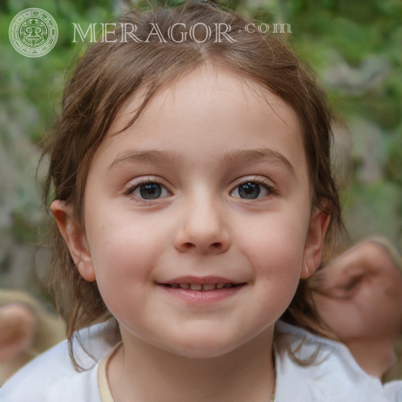 Beaux portraits de petites filles de 2 ans Visages de petites filles Européens Angels Petites filles