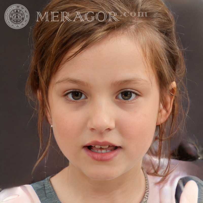 Foto eines impulsiven Mädchens Gesichter von kleinen Mädchen Europäer Russen Maedchen