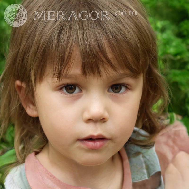 Porträt eines neugierigen kleinen Mädchens Gesichter von kleinen Mädchen Europäer Russen Maedchen