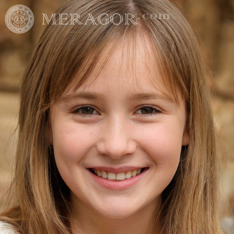 Foto de una chica alegre para foto de perfil. Rostros de niñas pequeñas Europeos Rusos Niñas