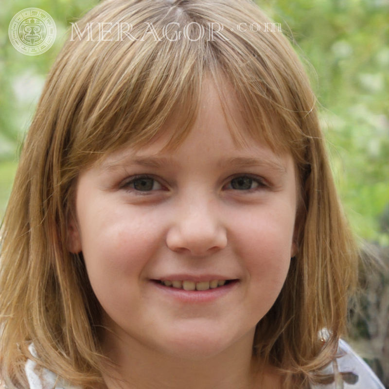 Foto de una chica envidiosa por foto de perfil. Rostros de niñas pequeñas Europeos Rusos Niñas