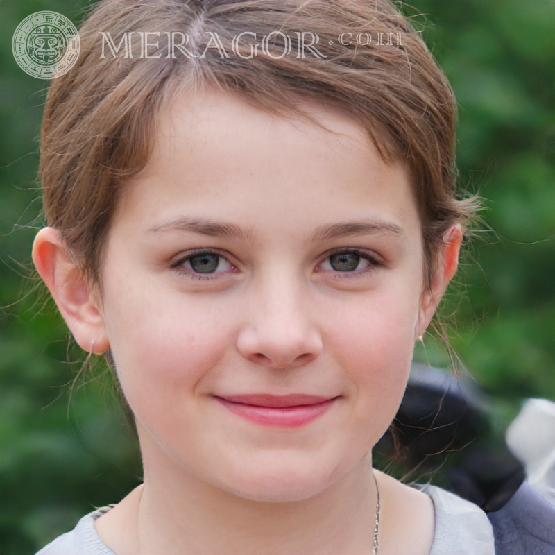 Träger eines entschlossenen Mädchens auf dem Profilbild Gesichter von kleinen Mädchen Europäer Russen Maedchen