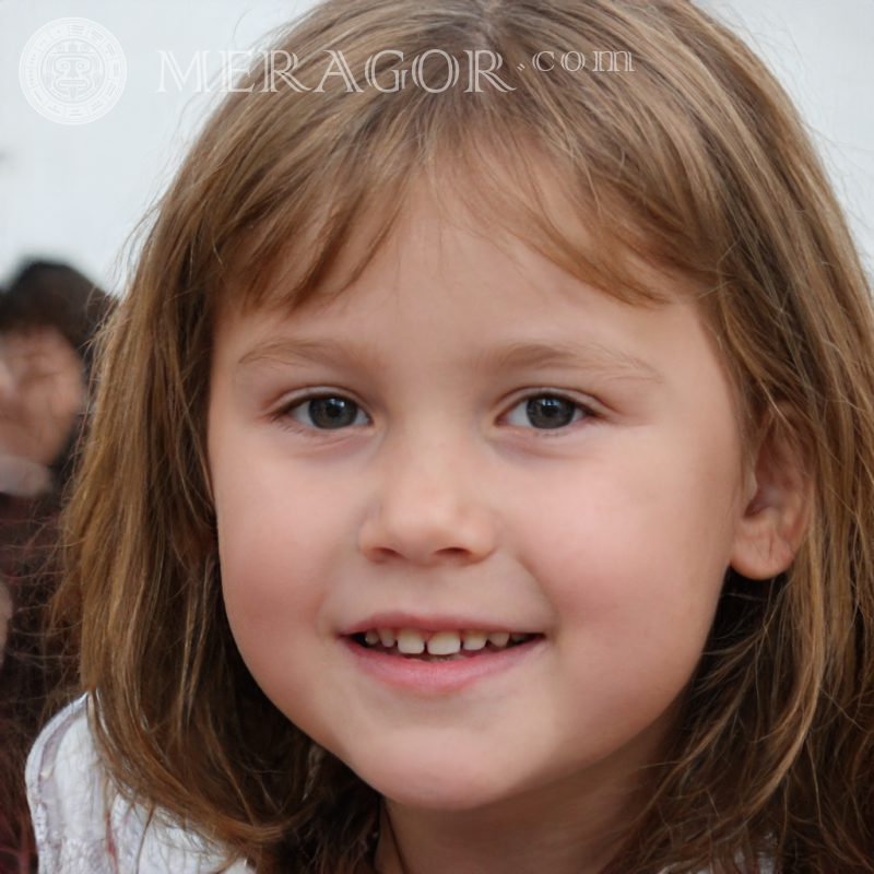 Portrait une petite fille proactive Visages de petites filles Européens Russes Petites filles