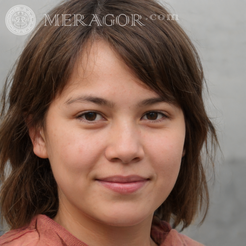 Portrait une fille économe Visages de petites filles Européens Russes Petites filles