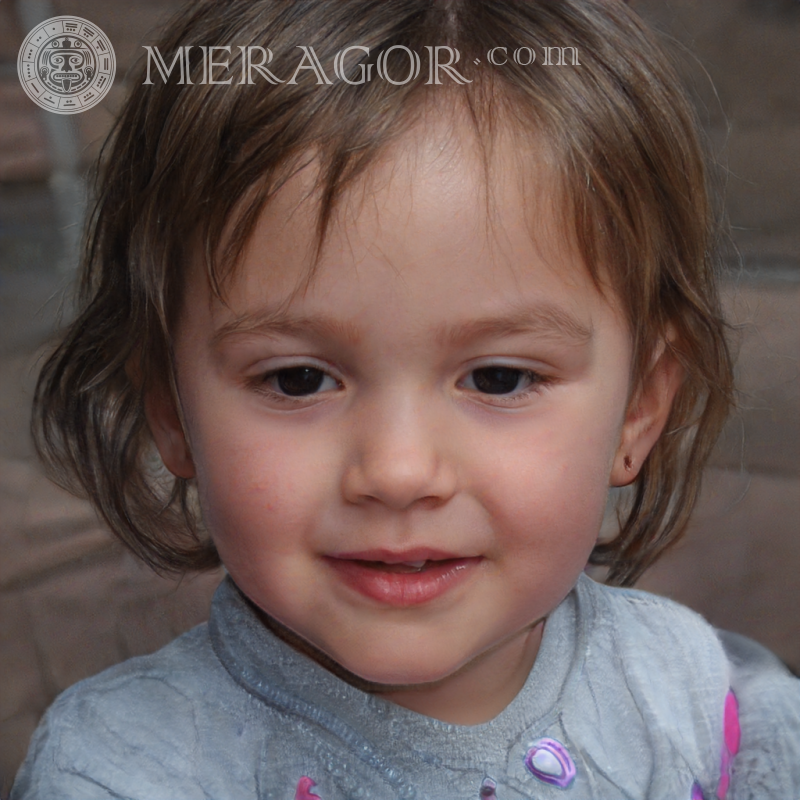 Foto eines kleinen unsicheren Mädchens Gesichter von kleinen Mädchen Europäer Russen Maedchen