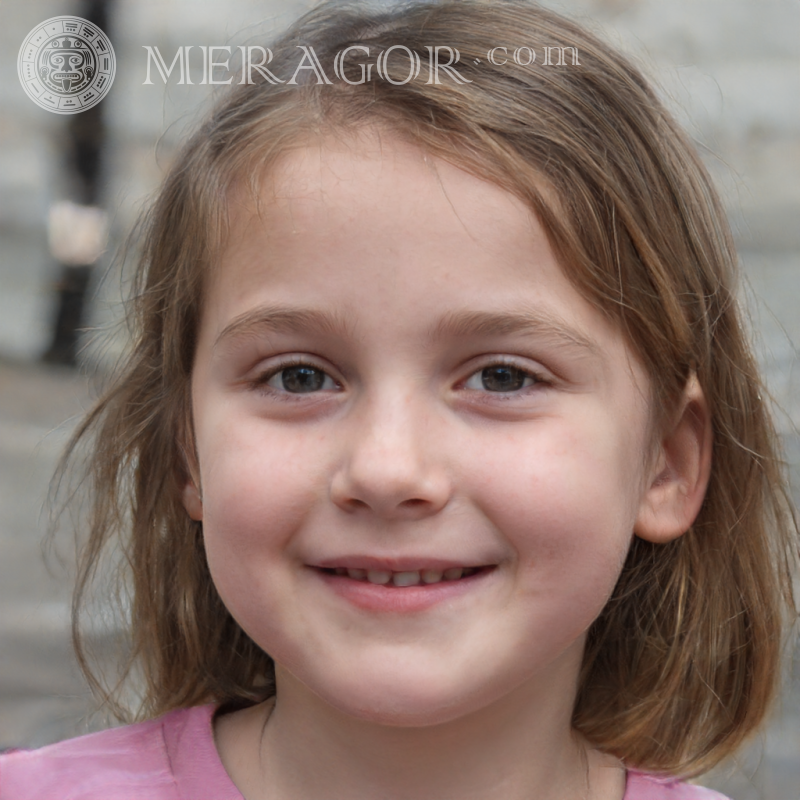 Портрет усміхненою маленької дівчинки Особи маленьких дівчаток Європейці Російські Дівчата