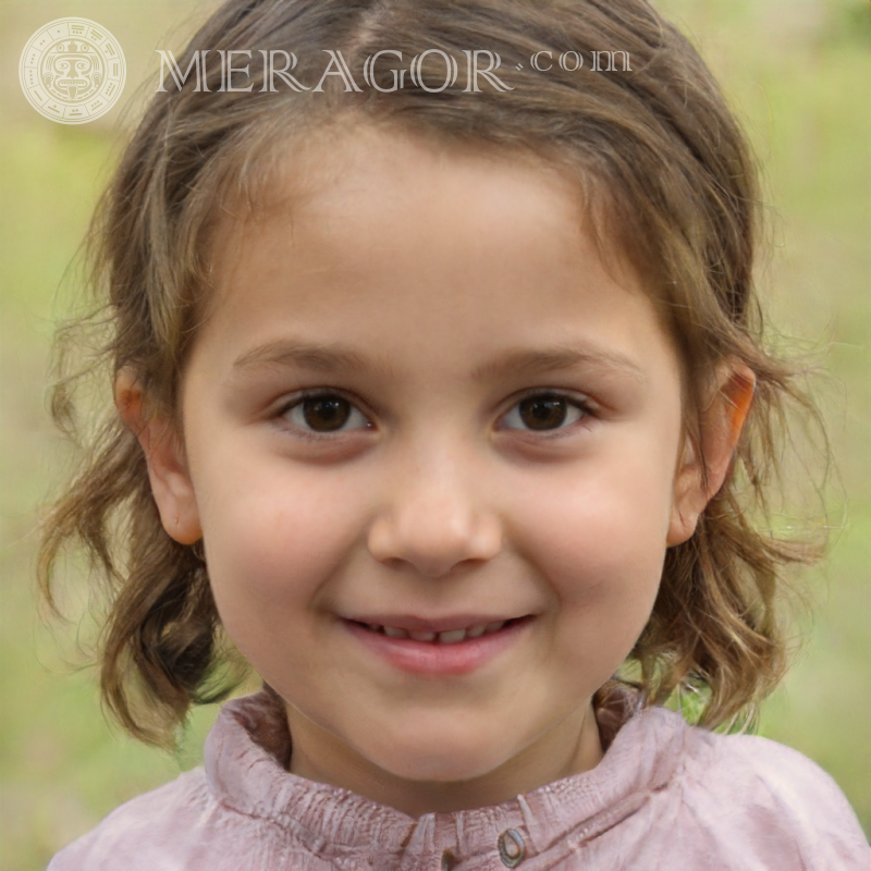 Porträt eines impulsiven kleinen Mädchens Gesichter von kleinen Mädchen Europäer Russen Maedchen