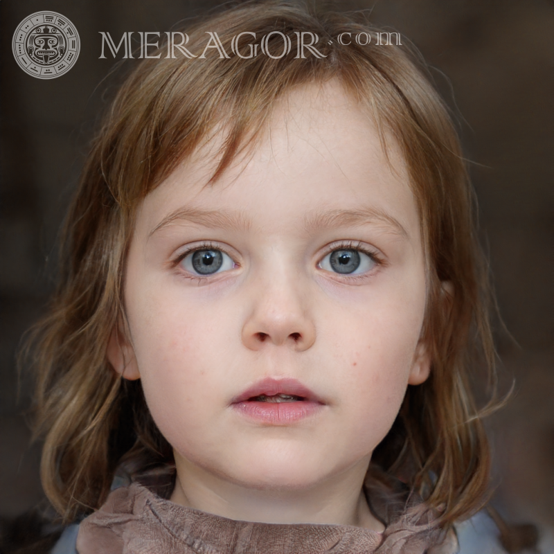 Foto mit einem überraschten kleinen Mädchen Gesichter von kleinen Mädchen Europäer Russen Maedchen